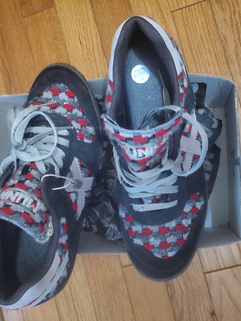 Sneakers size 9